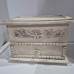 Vintage-Inspired Jewelry Box with Ornate Design